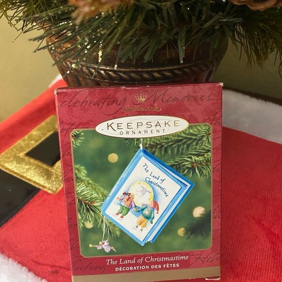 2001 Hallmark The Land of Christmastime Keepsake Ornament - Picture 5 of 9